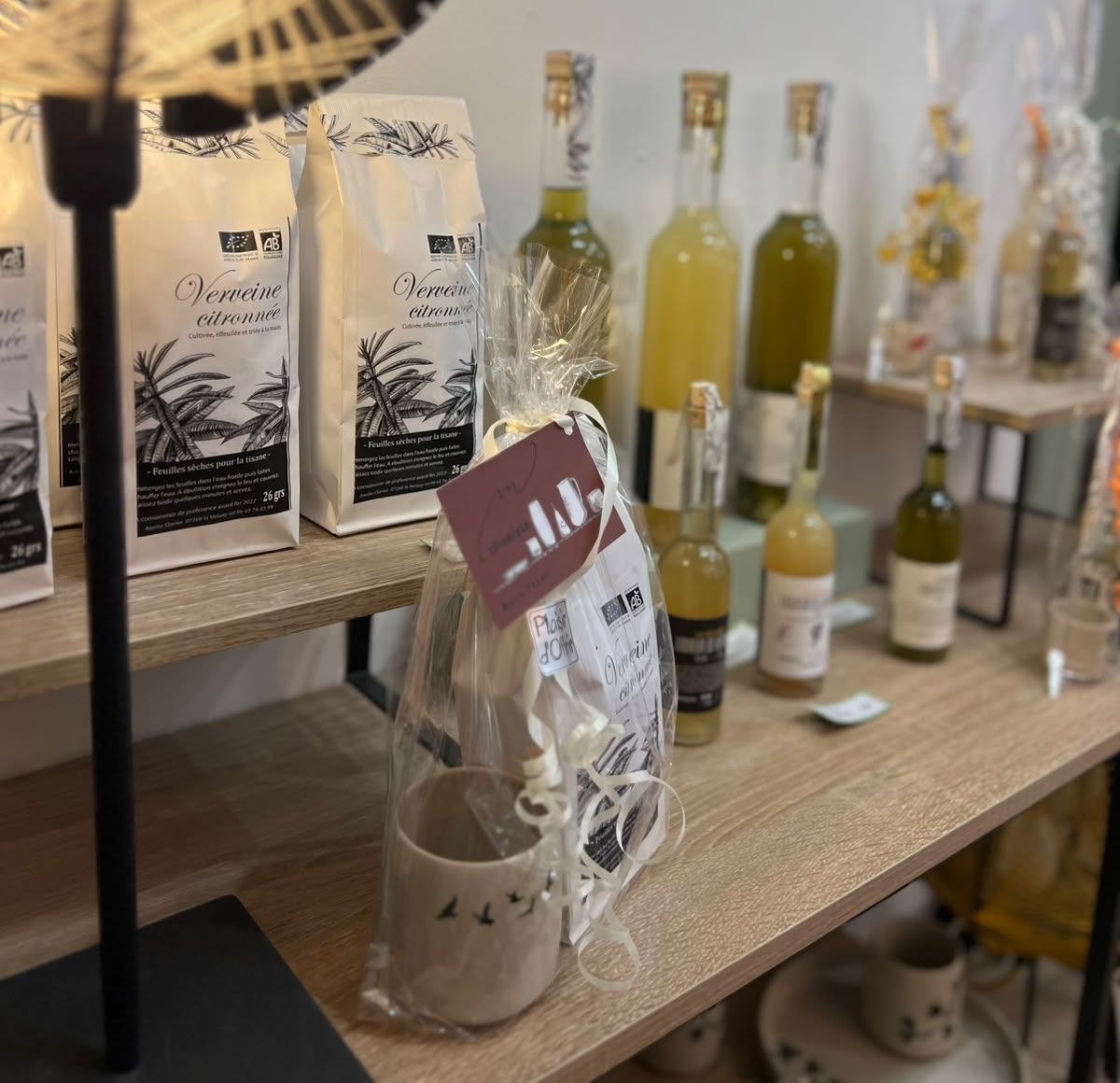 Sachets de verveine citronnée et bouteilles de liqueur La Délicate