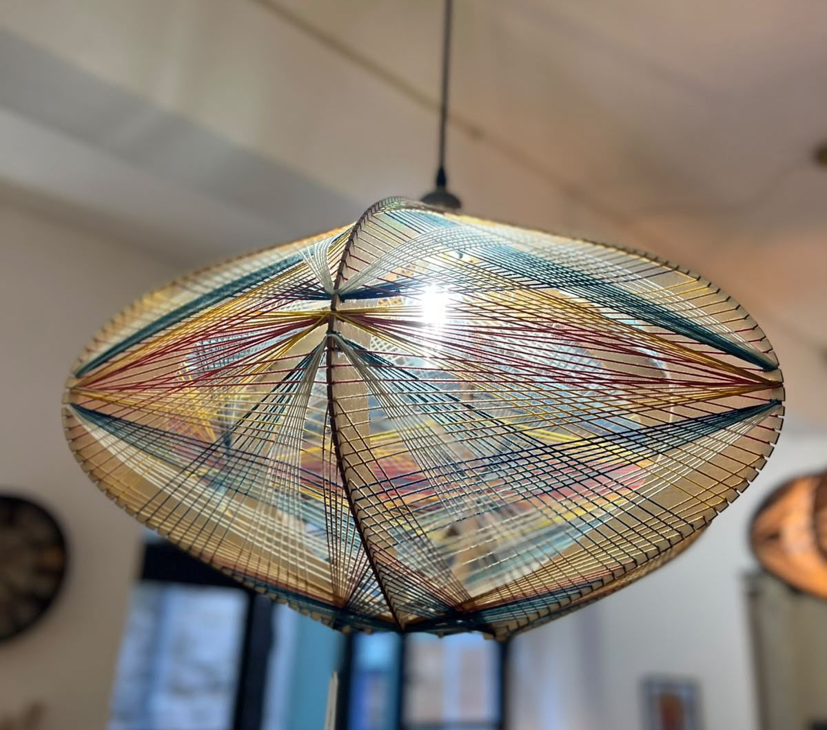 Suspension en fils multicolores bleu, jaune et rouge de Julie Godel