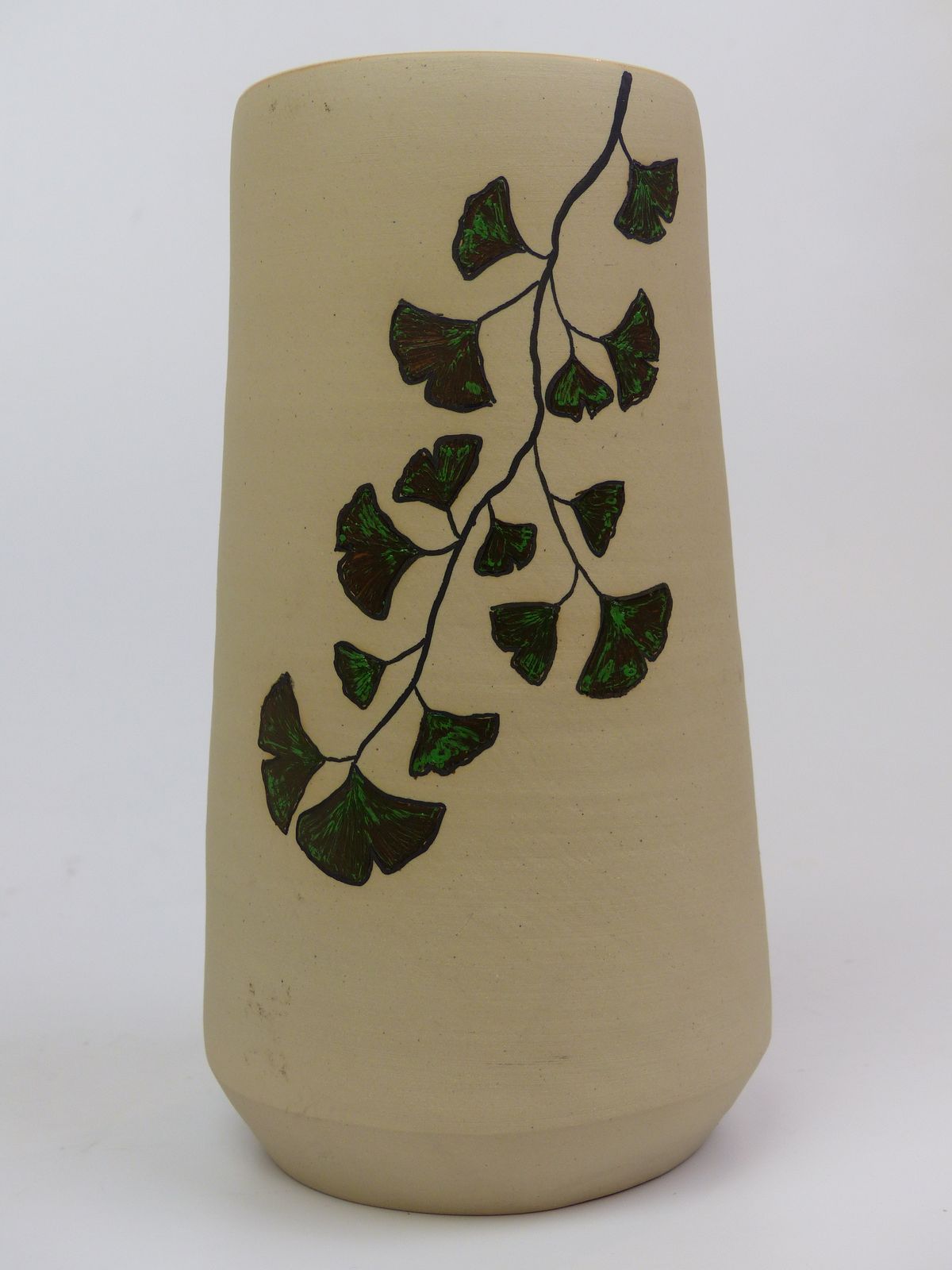 Vase en grès décoré d'une branche de ginkgo aux feuilles vertes peintes à la main