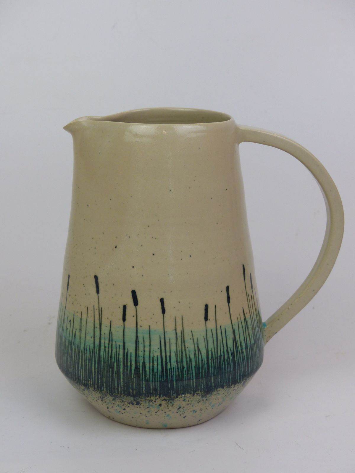 Pichet en grès décoré de roseaux à l'encre sur un pied émaillé bleu-vert