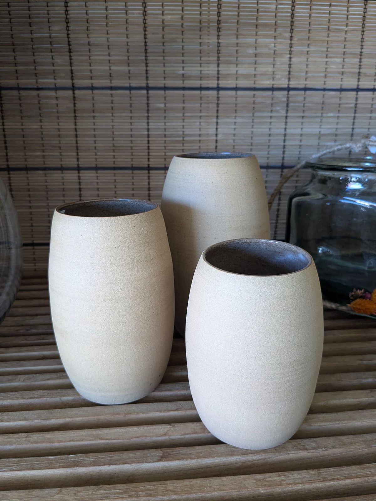 Trois vases en grès tournés, encore sans décor